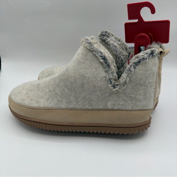 Dearfoams Dluxe Women's Indoor Outdoor Memory Foam Taupe Bootie Slippers - Picture 3 of 10